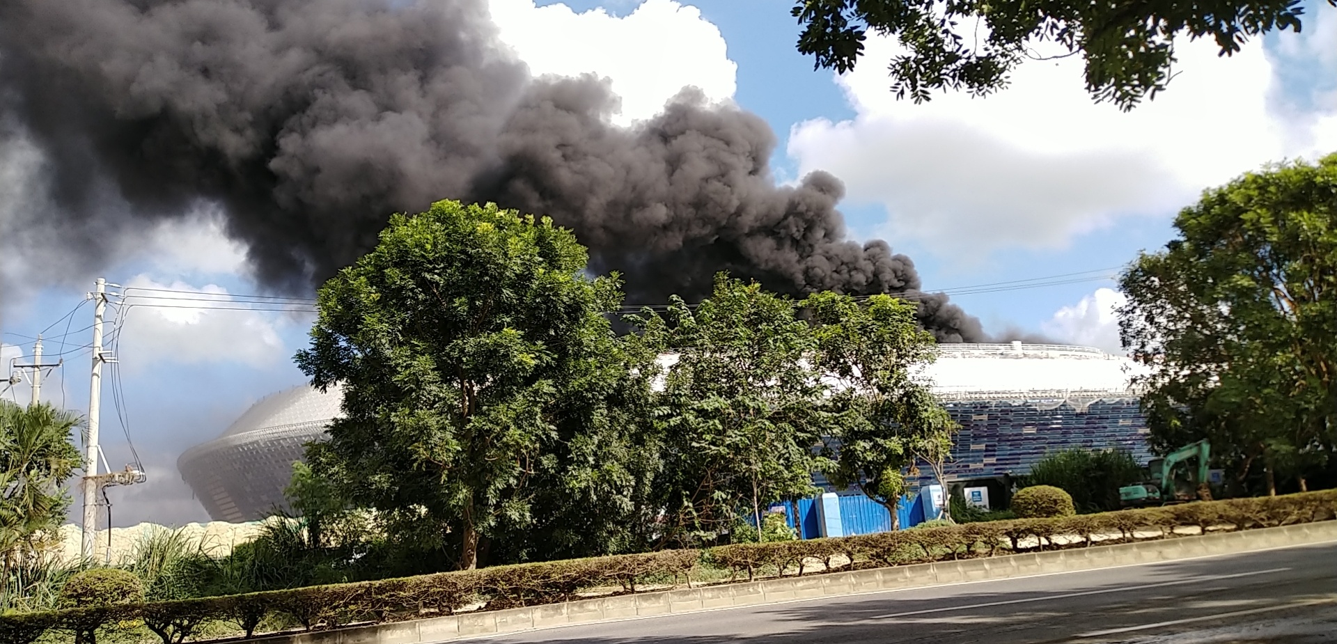 虚惊一场！网传儋州体育广场疑似着火 原是周边工地焚烧建筑垃圾