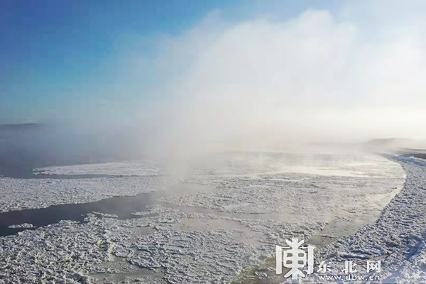 【视频】中俄界江黑龙江呼玛段江畔上演雾凇景观大片