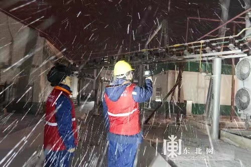 国网牡丹江供电公司24小时观测线路覆冰情况 全力应对雨雪冰冻天气