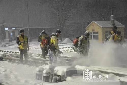 【组图】暴雪中铁路“守护” 温暖出行