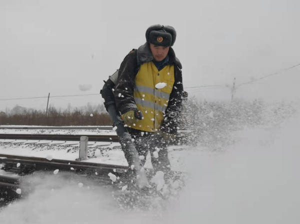 沈铁吉林车务段以雪为令 迎战风雪保畅通