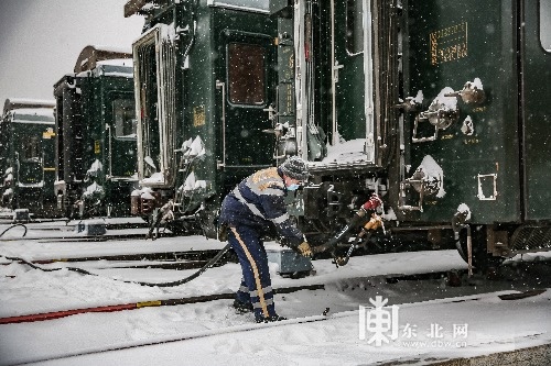 哈尔滨铁路万名职工浴“雪”奋战 保畅通