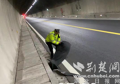 湖北襄阳：高速隧道惊现掉落物，民警及时处置排险情