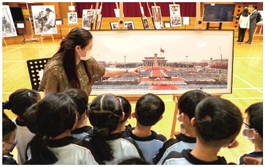 “让孩子们看到一本立体的中国近代史”《国家相册》展览走进香港中小学校园