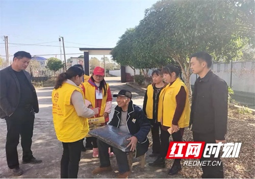 长沙县公益组织联合爱心单位慰问交通事故受害者家庭