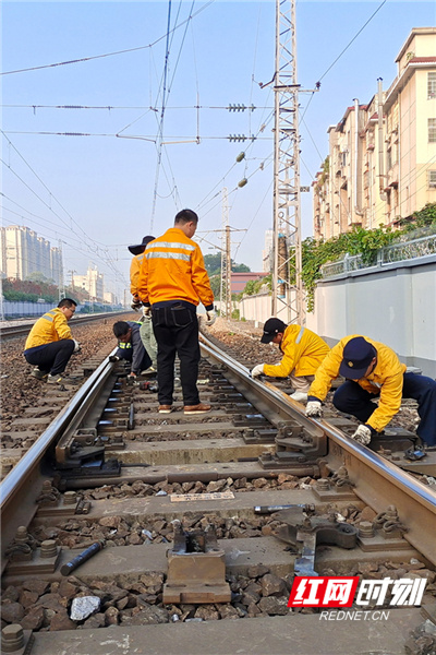 广铁集团长沙电务段开展设备整治 助力春运行车安全