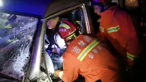冰雪路面三车相撞一人被困 长春消防成功救援