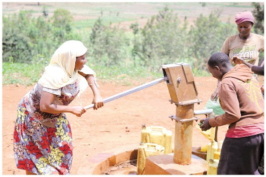 “中国井”让非洲兄弟姐妹喝上放心水记中国在津巴布韦、卢旺达援建水井项目