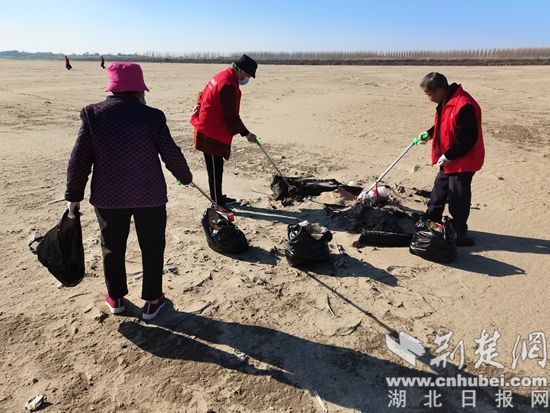 鄂州华容开展“中湾村自制网红沙滩卫生环保日”主题活动