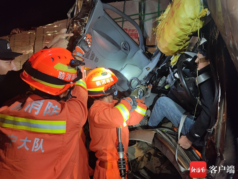 椰视频 | 两货车凌晨追尾司机被困 万宁消防紧急救援