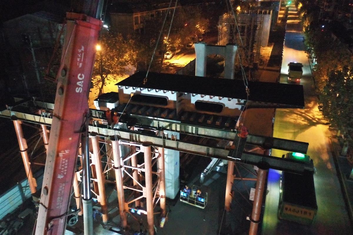 中国一冶承建，武汉友谊大道高架四标段吊装首联钢箱梁