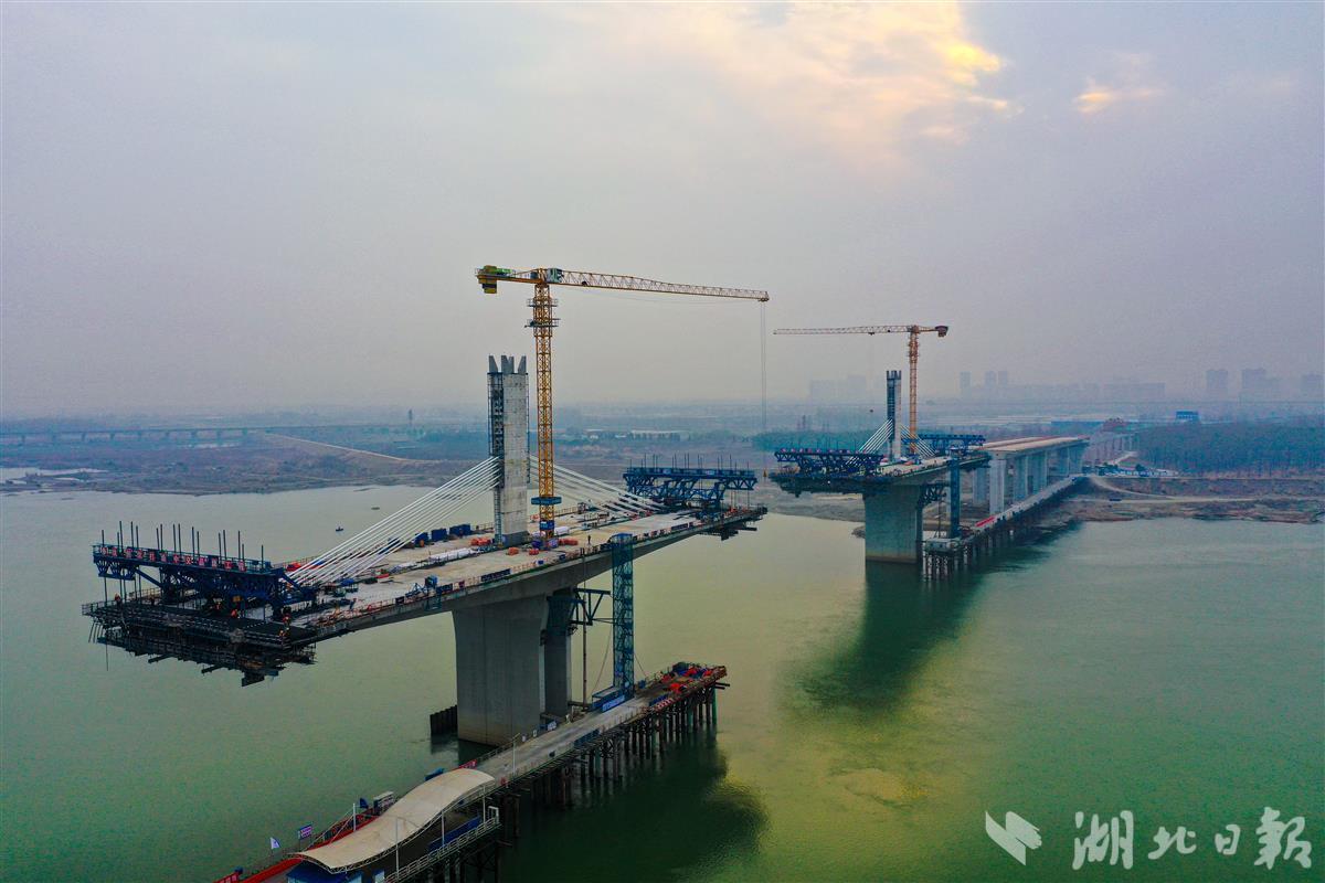 河谷汉江大桥加紧施工