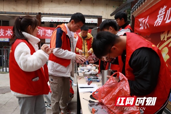 湖南邮电职院学子志愿服务进社区 唱响“雷锋侠”之歌