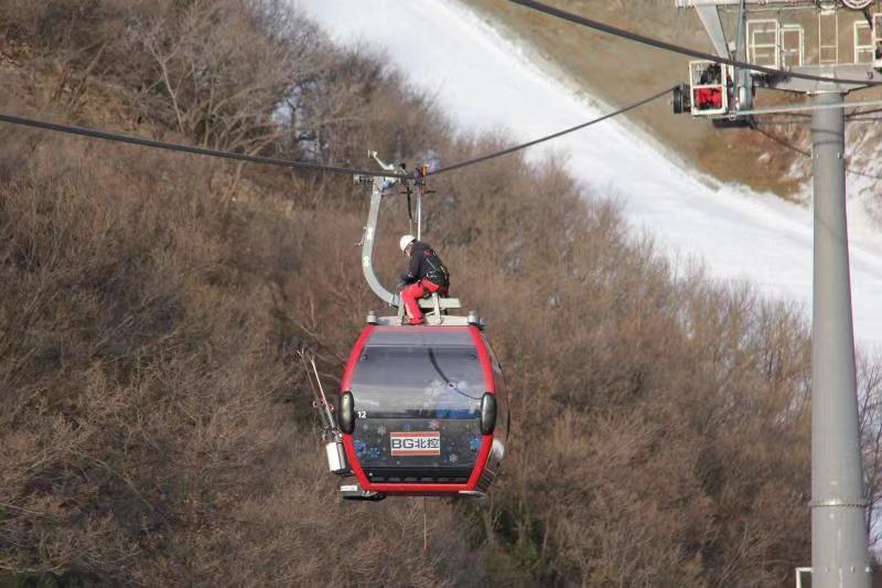 国家高山滑雪中心索道有人被困？延庆赛区高空演练紧急救援