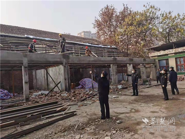 汉阳区城管“闪电”拆除184平方米违建 保障征收工作顺利推进