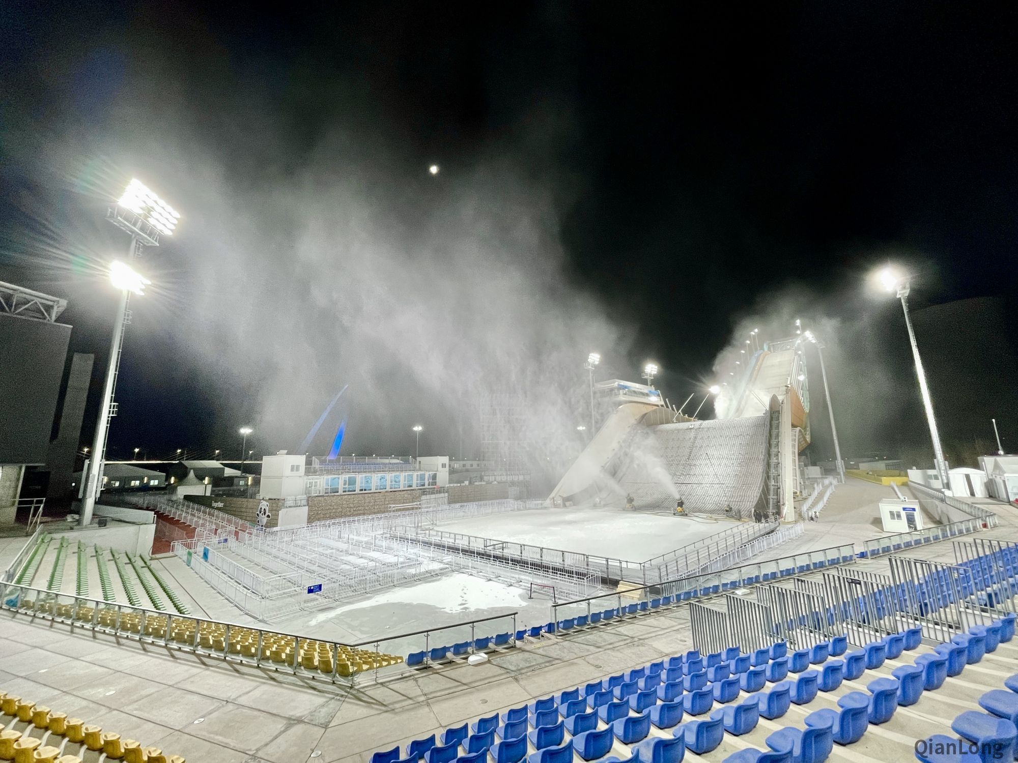 镜记冬奥|北京市内唯一雪上竞赛场馆——首钢滑雪大跳台正式造雪