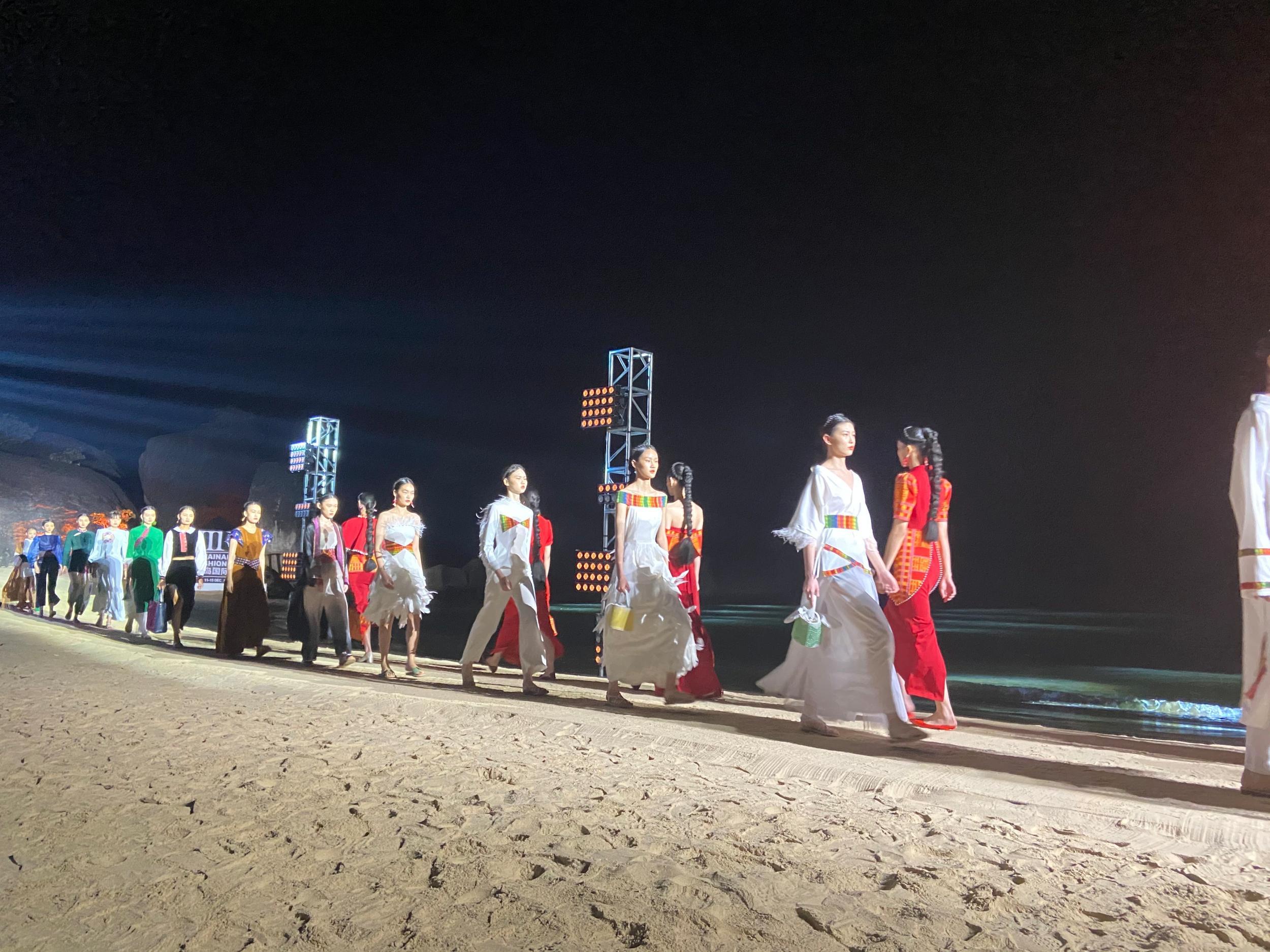 黎锦主题时装秀亮相2021海南岛国际时装周 民族与时尚碰撞出潮流火花