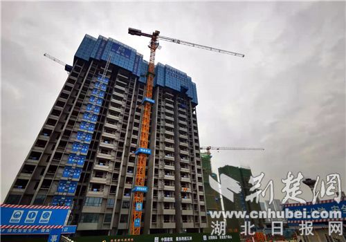 襄阳市青隽城公共租赁住房项目首栋住宅楼封顶