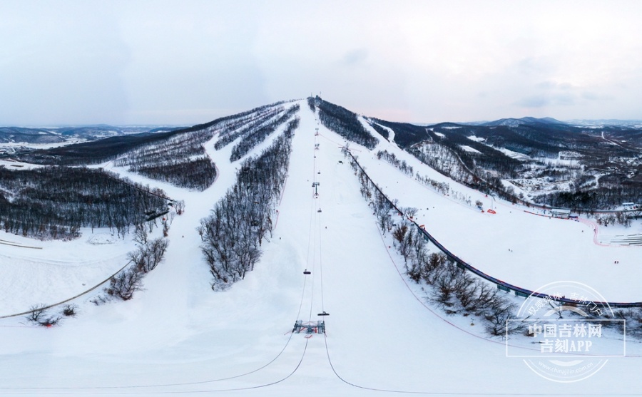 吉镜头丨航拍长春庙香山滑雪场 游客在雪中畅快滑行