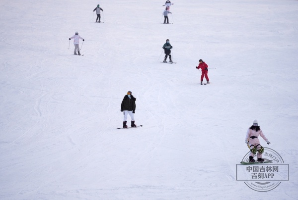 冰雪迎冬奥 嗨翻在吉林丨吉网vlog
：滑雪“小白”的雪上快乐时间 
！