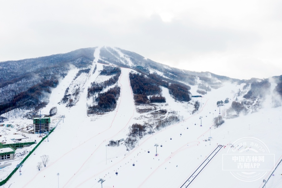 吉镜头丨航拍万峰通化滑雪度假区 雪道上演花式滑雪表演