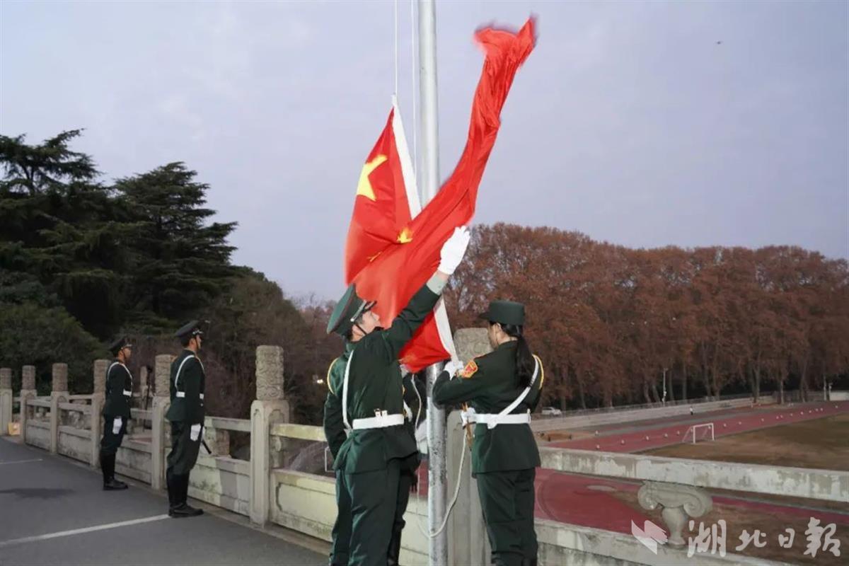 庆祝澳门回归22周年 武汉大学举行升旗仪式