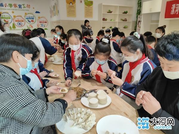冬至·暖河南｜漯河郾城小学师生包饺子 在劳动中传承文化