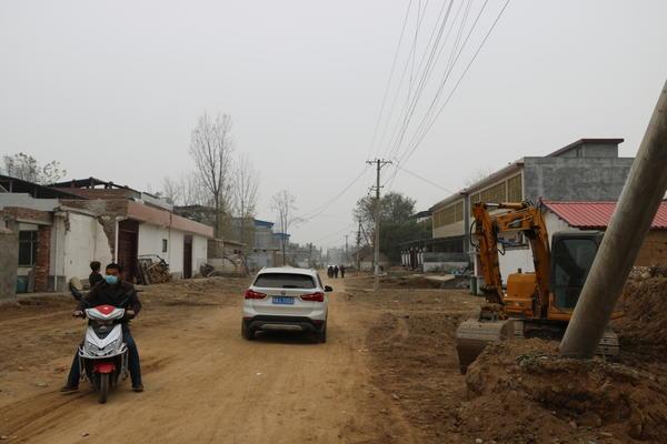 新时代，新风貌！鲁山县村民自愿拆房拓宽18米“乡村振兴大道”