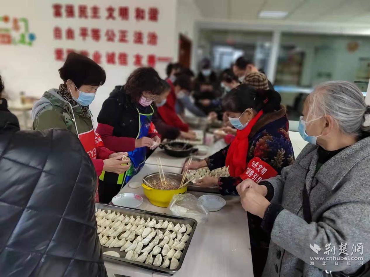 冬至来临，汉阳洲头社区开展包饺子敬老爱老活动