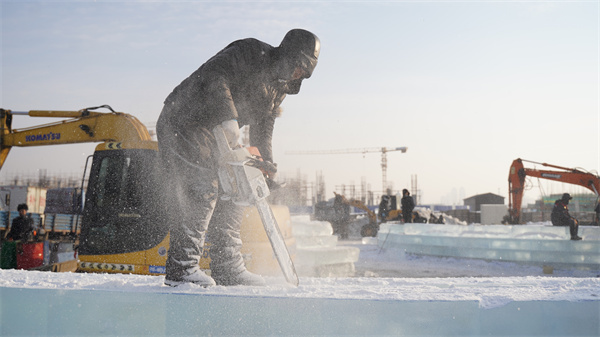 冬至·致敬平凡坚守：冰雪大世界的冰建工人