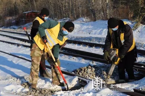 “神州北极”铁路人零下39℃作业 保障冰雪旅游黄金线安全畅通