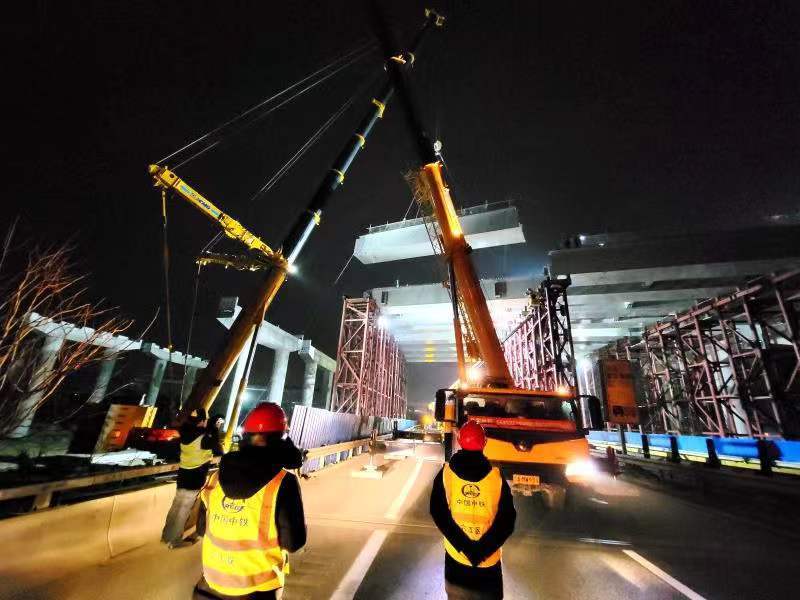 京雄高速公路北京段跨六环立交主线桥钢混梁架设完成