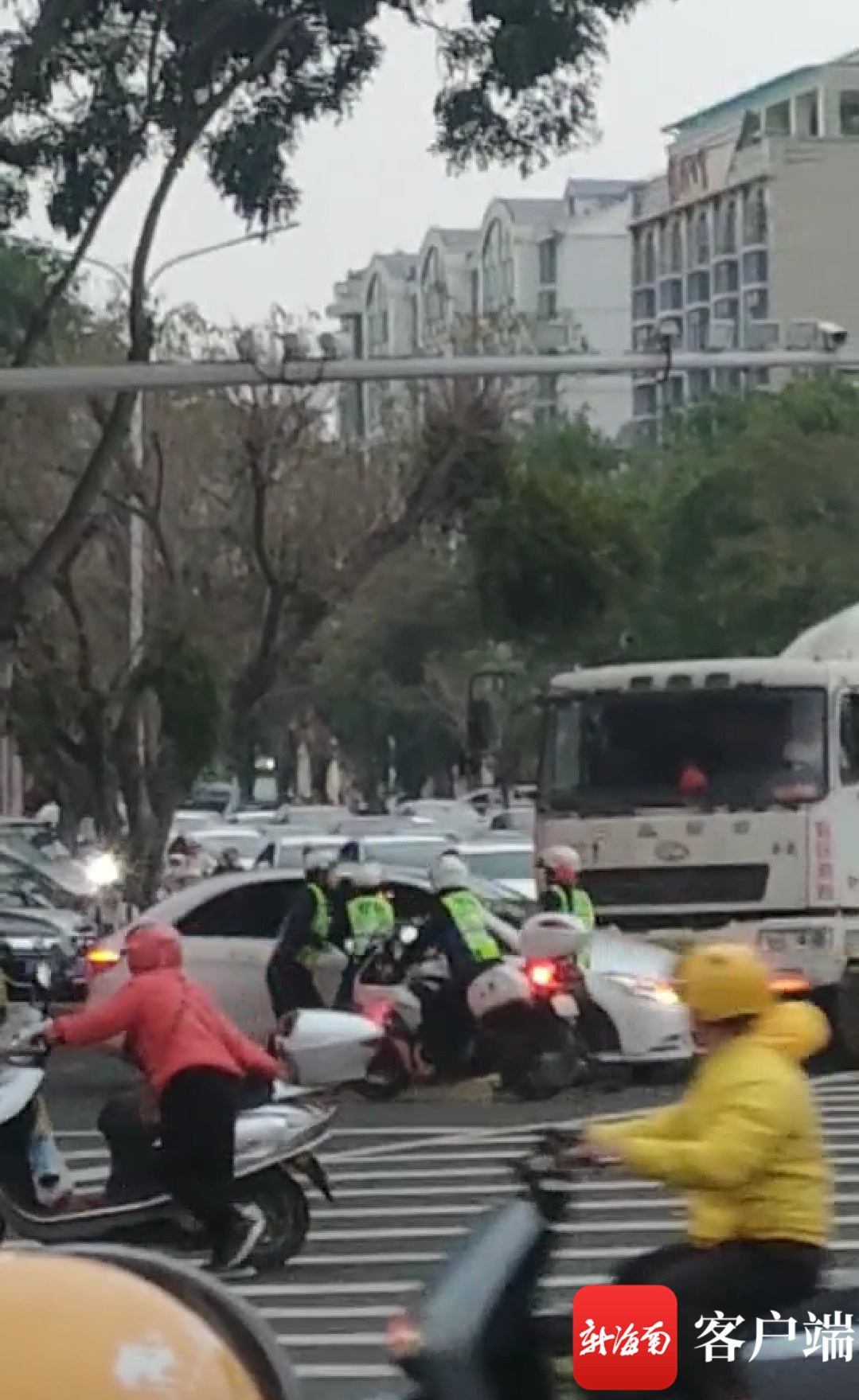椰视频 | 琼海一轿车在斑马线上反复进退 多名交警尝试拦截未果
