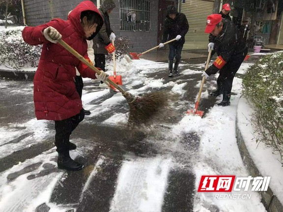 长沙开福区青竹湖街道：扫雪撒盐铺防滑麻袋 为群众出行保驾护航
