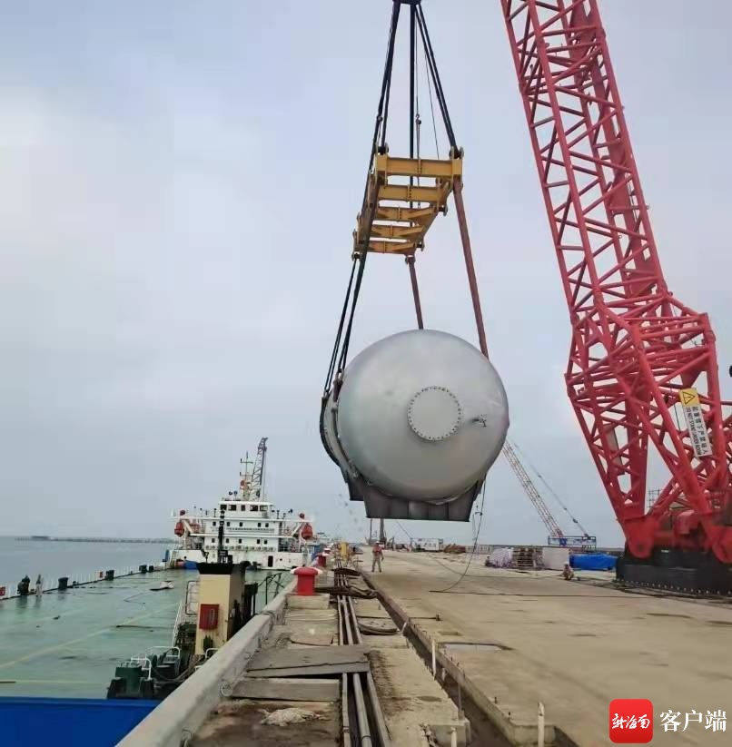 海南炼化乙烯码头4#泊位高效完成100件大型设备的接卸任务