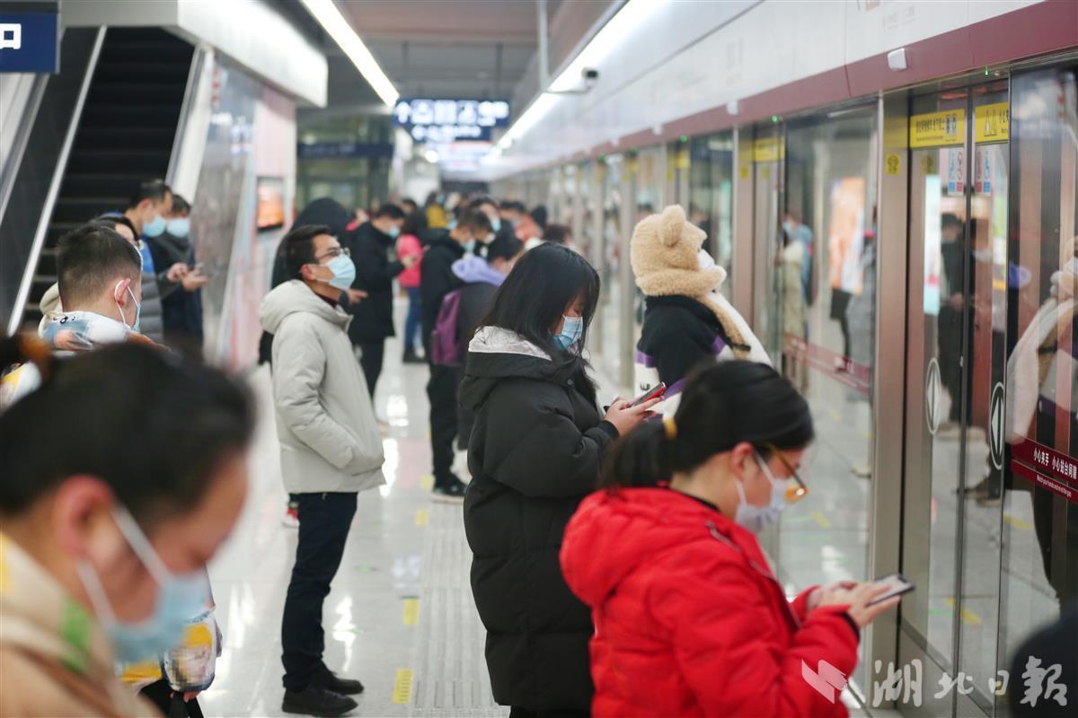 武汉地铁5号线开通人气最旺 单站平均客流1.5万人次左右