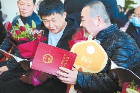 北京市首个“交房即交证”回迁房项目竣工 居民同时拿到钥匙和房产证