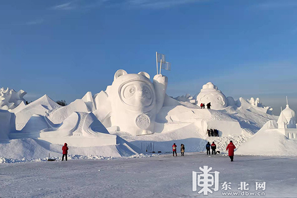 世界最大卡通单体雪雕《冬奥·太阳岛之旅》在太阳岛雪博会落成迎客