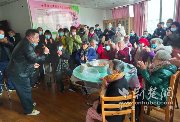 情暖寒冬！武汉的哥的姐走进养老院 陪老人包饺子迎元旦