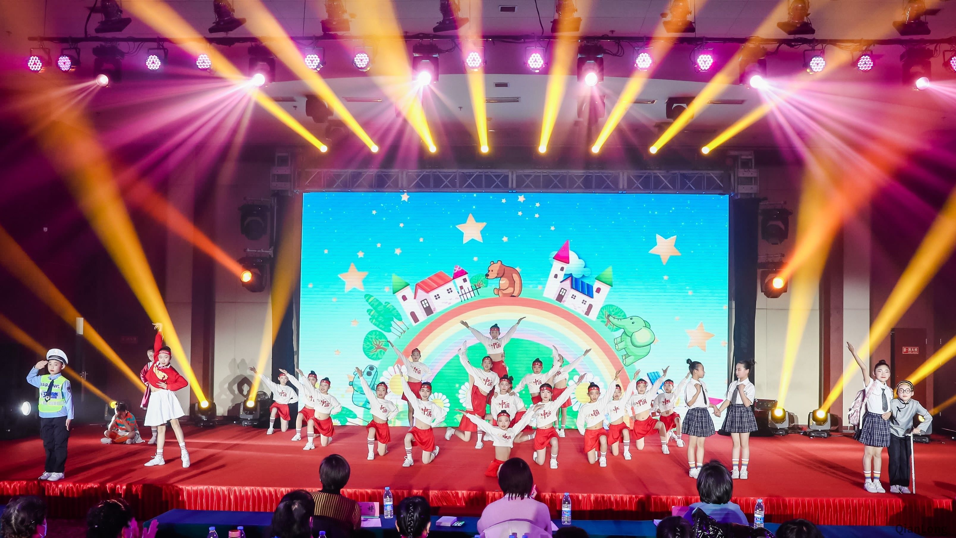 镜记冬奥|北京举办第四届礼让斑马线广场舞比赛首场展演活动
