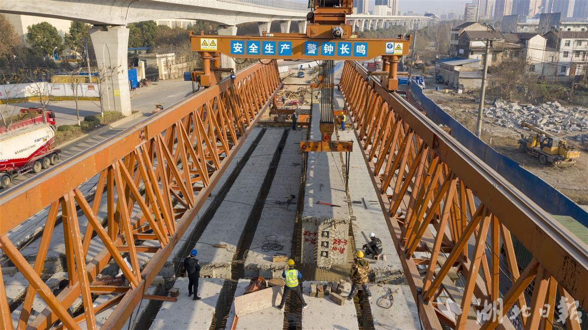 武汉新港江北铁路再有新进展  汉施公路特大桥左幅架梁贯通