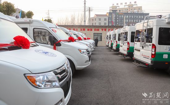 武穴市13辆基层移动医疗卫生服务车正式交付使用