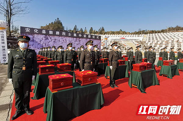 安化县人武部完成礼兵征集任务 护卫散葬烈士集中安葬
