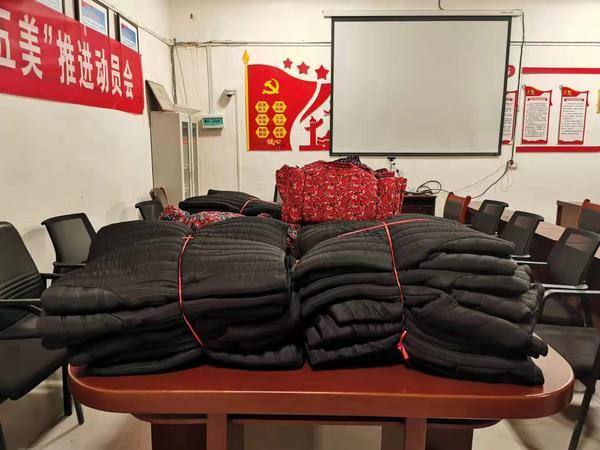 天冷情暖！看到大河网报道，全国人大代表马豹子向沈丘尹庄村捐赠棉衣棉鞋和口罩