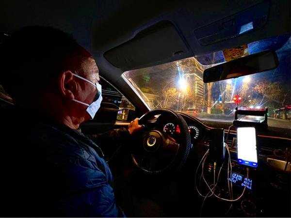 【豫跃2021 燃情2022】愿国家昌盛家人平安 跨年夜出租车司机的平凡愿望