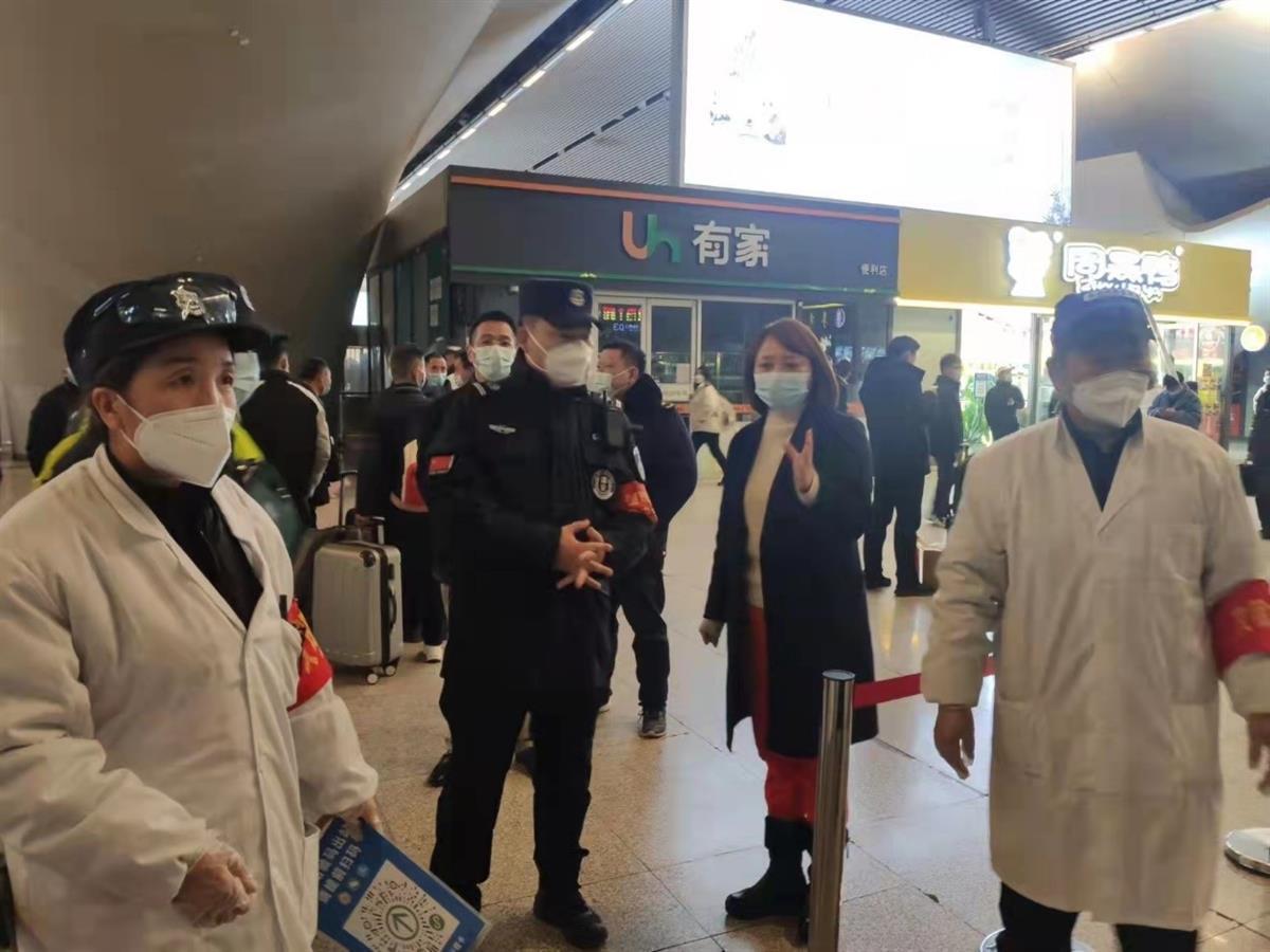 武汉火车站一群“不回家的人”，温暖旅客回家路