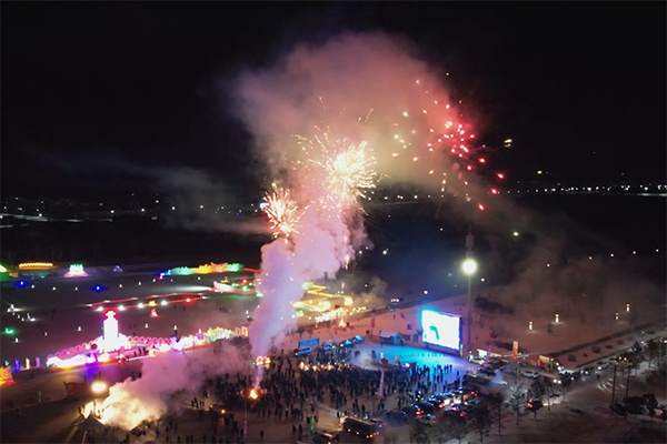 跨年夜漠河市民游客欢聚祖国最北迎新年