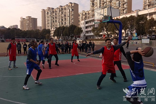 鄂州市新庙镇中心学校举行“迎新年 庆元旦”教职工篮球比赛