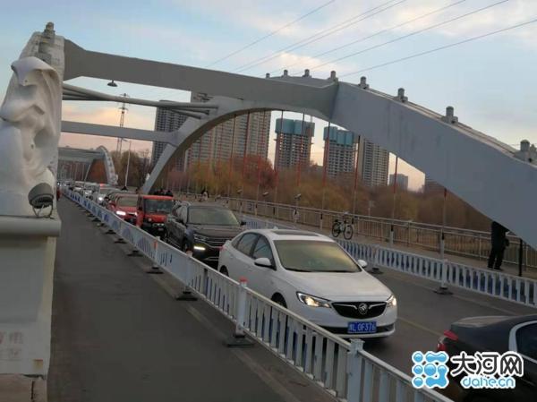漯河：彩虹桥实行“机非分道”通行 加强管护保安全