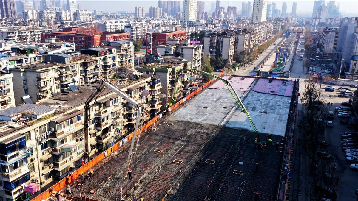 武汉友谊大道北段项目浇下新年第一方混凝土